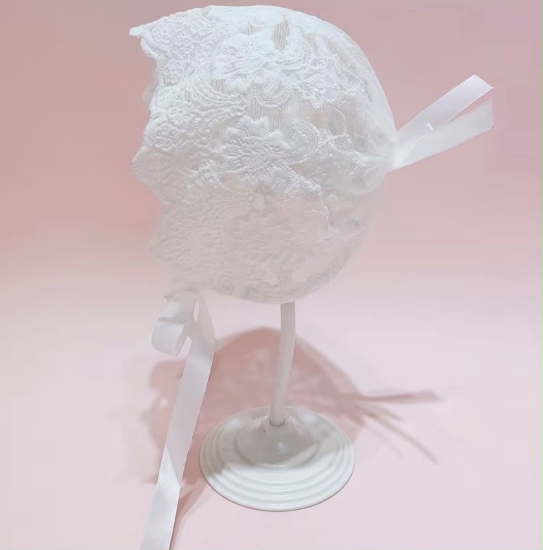 Victoria lace bonnet